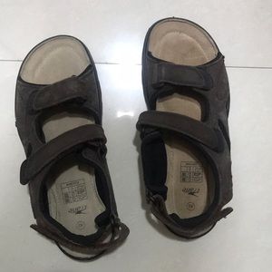 One pair of sandals Brown color